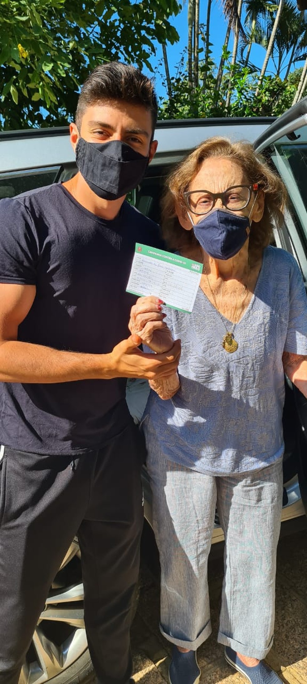 Laura Cardoso recebe vacina contra Covid-19 - Divulgação