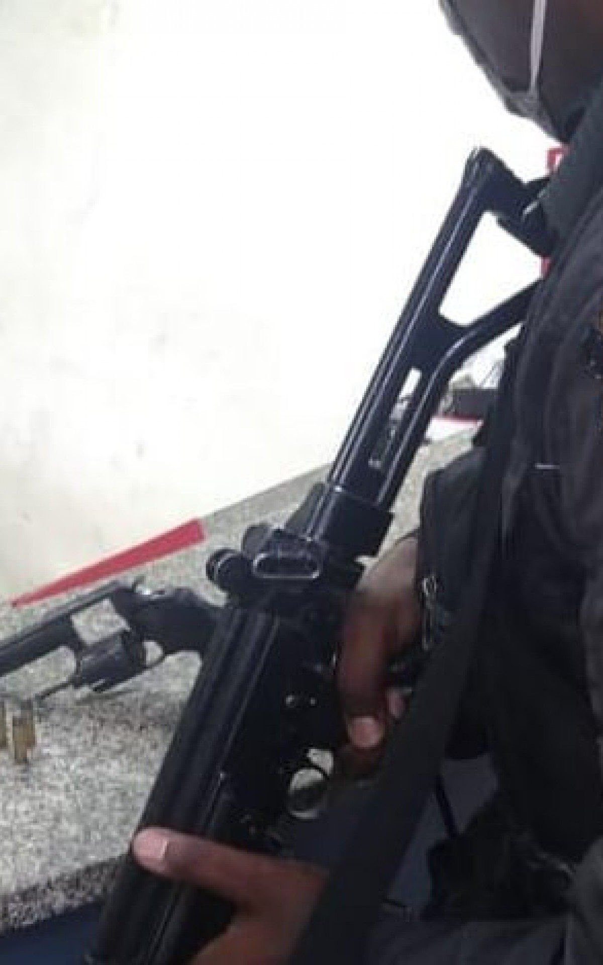 Na opera&ccedil;&atilde;o, foram apreendidos um rev&oacute;lver com cinco muni&ccedil;&otilde;es intactas e uma Kombi branca - Divulga&ccedil;&atilde;o/ 21&ordm; BPM