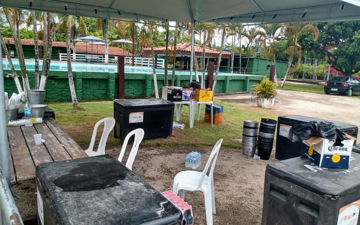 Prefeitura interdita pool party em sítio na Zona Oeste