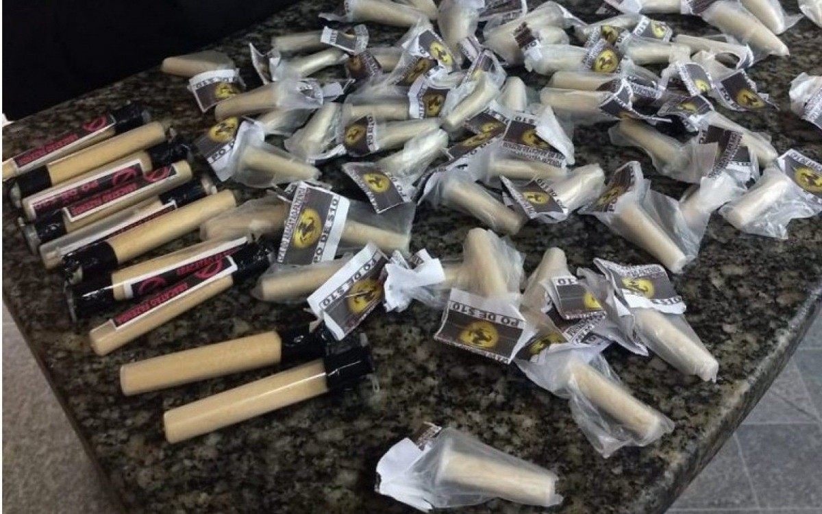 Grande quantidade de material entorpecente foi encontrado com o indivíduo - Divulgação