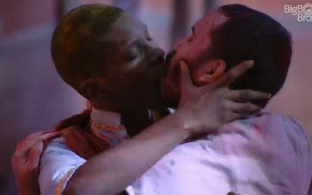 Lucas e Gilberto se beijam no 'BBB 21'