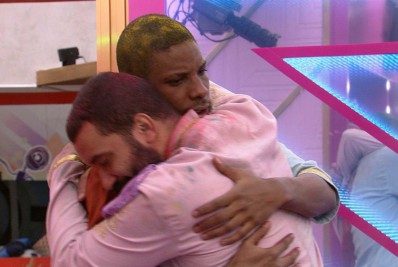 Lucas Penteado se pronuncia após internautas induzirem rixa com Gil Nogueira 