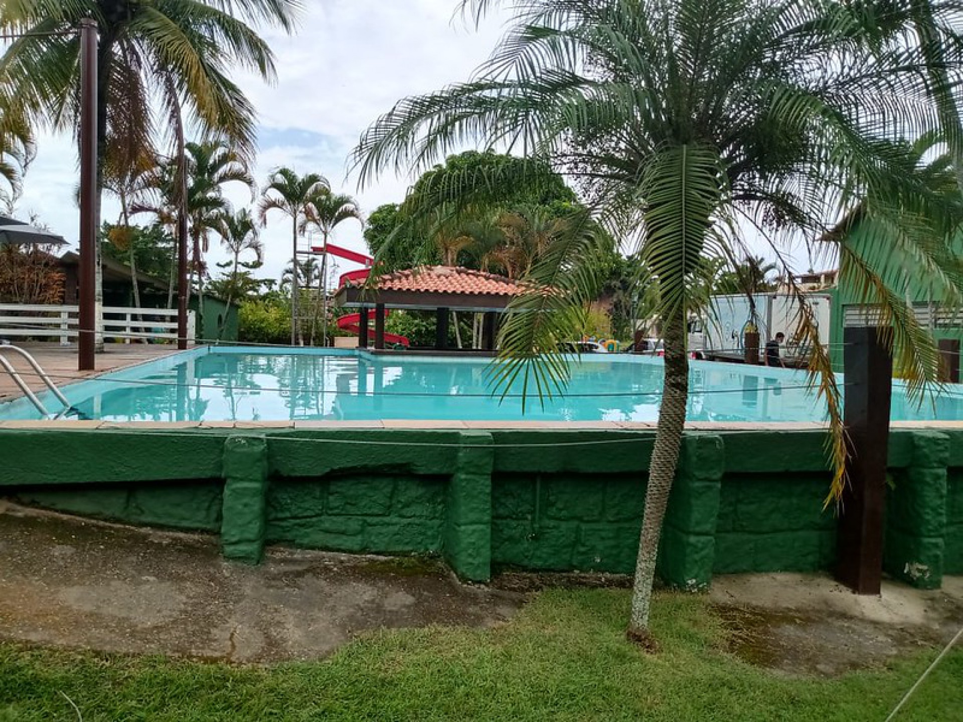 'Festa na piscina' na Zona Oeste é interditada por fiscais da Prefeitura 