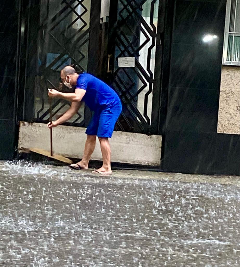 No Centro, a tentativa de conter a força da enchente