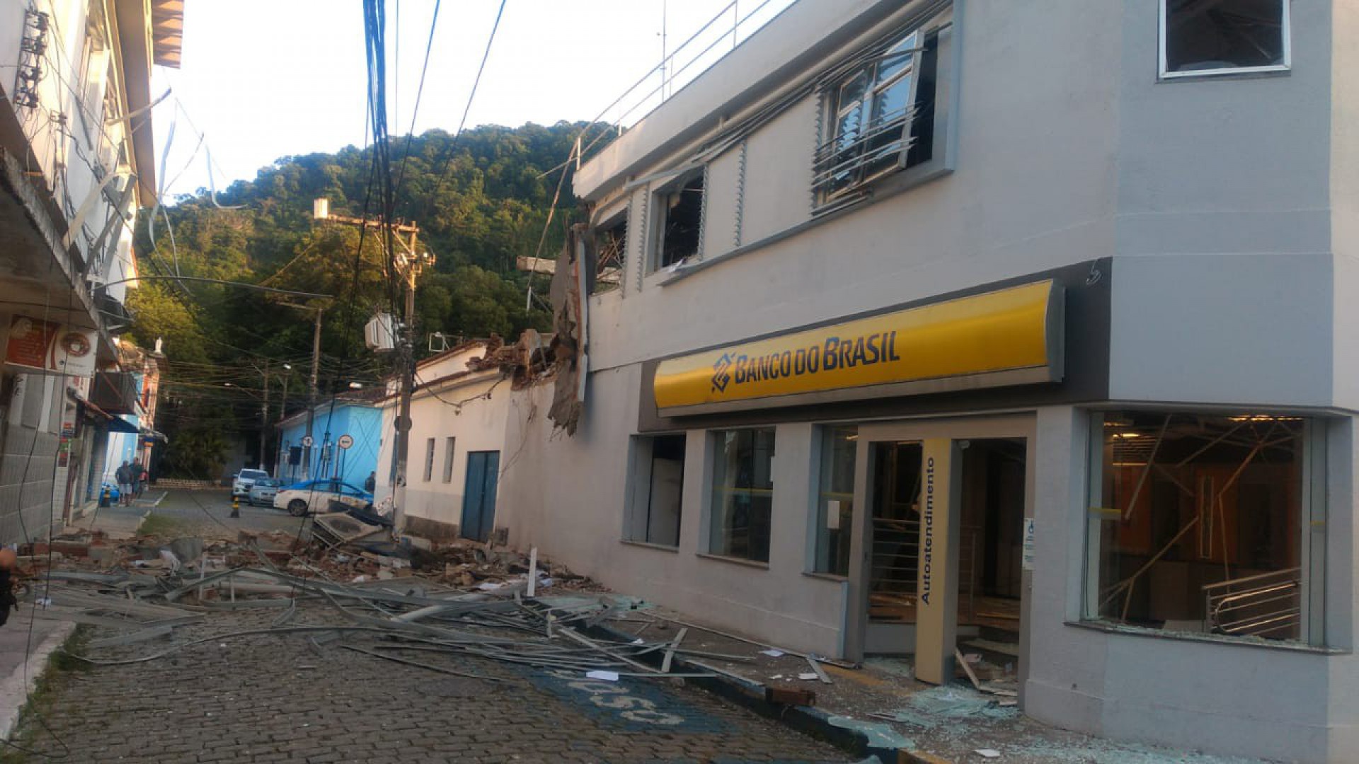 Criminosos fortemente armados tentam roubar banco em Mangaratiba e fogem de lancha - Divulga&ccedil;&atilde;o 