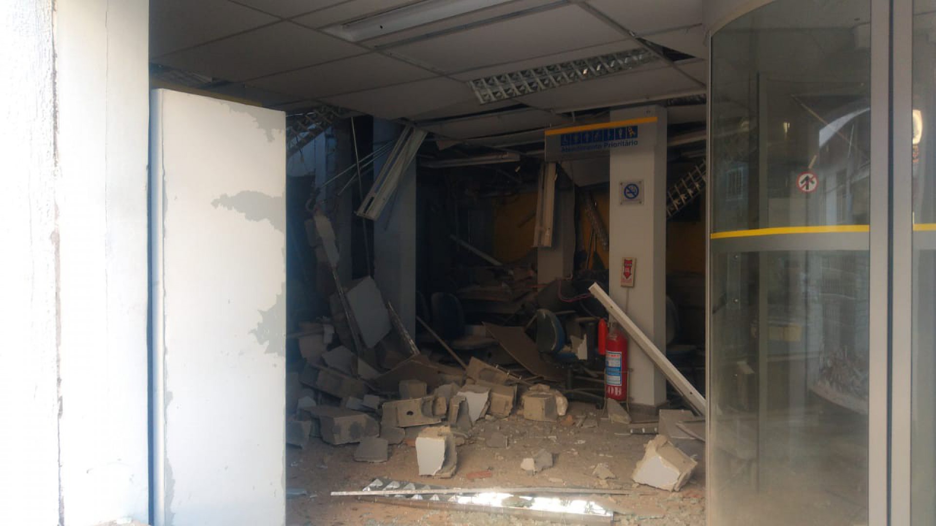 Criminosos fortemente armados tentam roubar banco em Mangaratiba e fogem de lancha - Divulga&ccedil;&atilde;o 