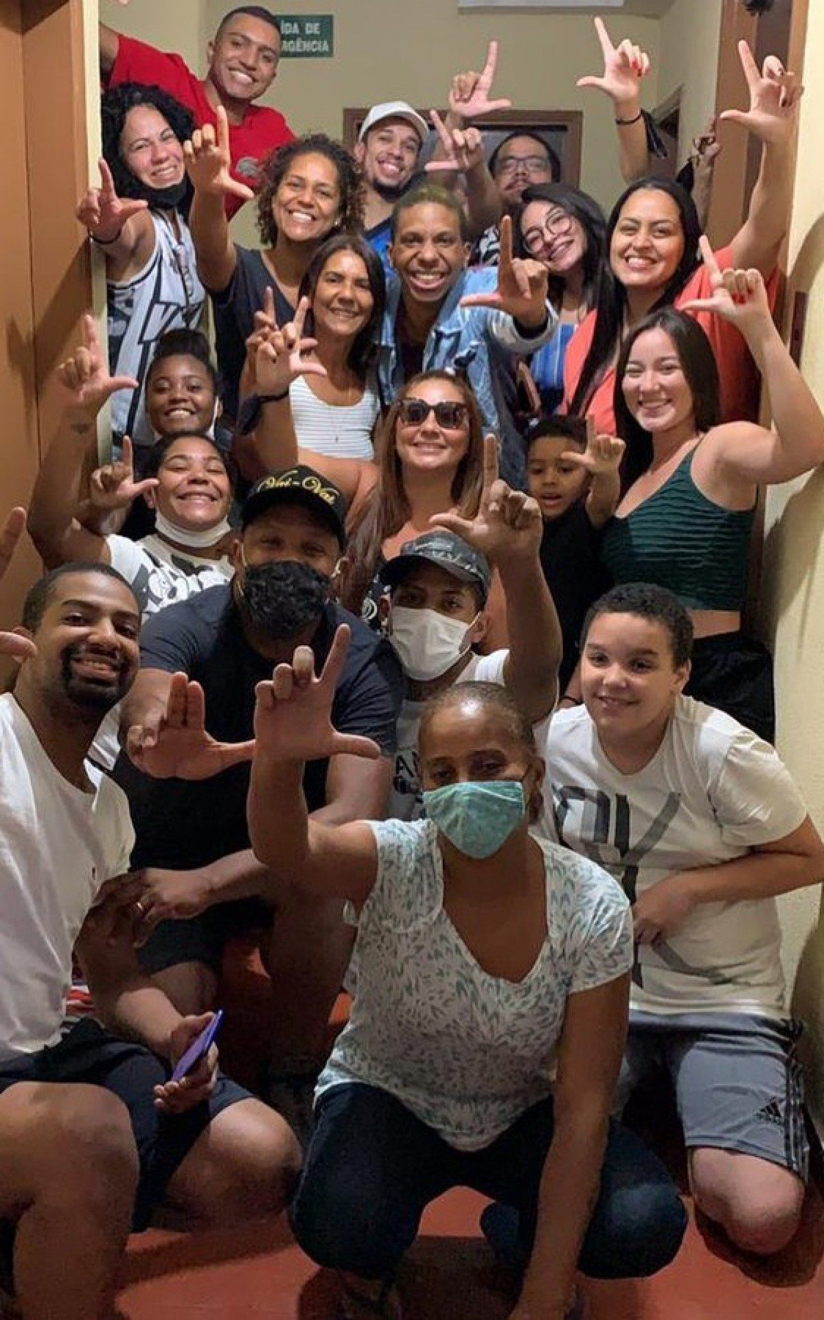 Lucas Penteado posa com amigos e familiares em casa - Reprodu&ccedil;&atilde;o Internet