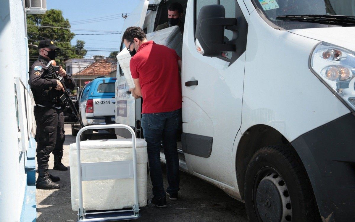 A opera&ccedil;&atilde;o de vacina&ccedil;&atilde;o foi criticada pela popula&ccedil;&atilde;o por atender pessoas de cidades vizinhas. O MP interviu, encaminhando no s&aacute;bado (6) uma recomenda&ccedil;&atilde;o ao Secret&aacute;rio de Sa&uacute;de para que fossem priorizados os mun&iacute;cipes gon&ccedil;alenses. - Divulga&ccedil;&atilde;o