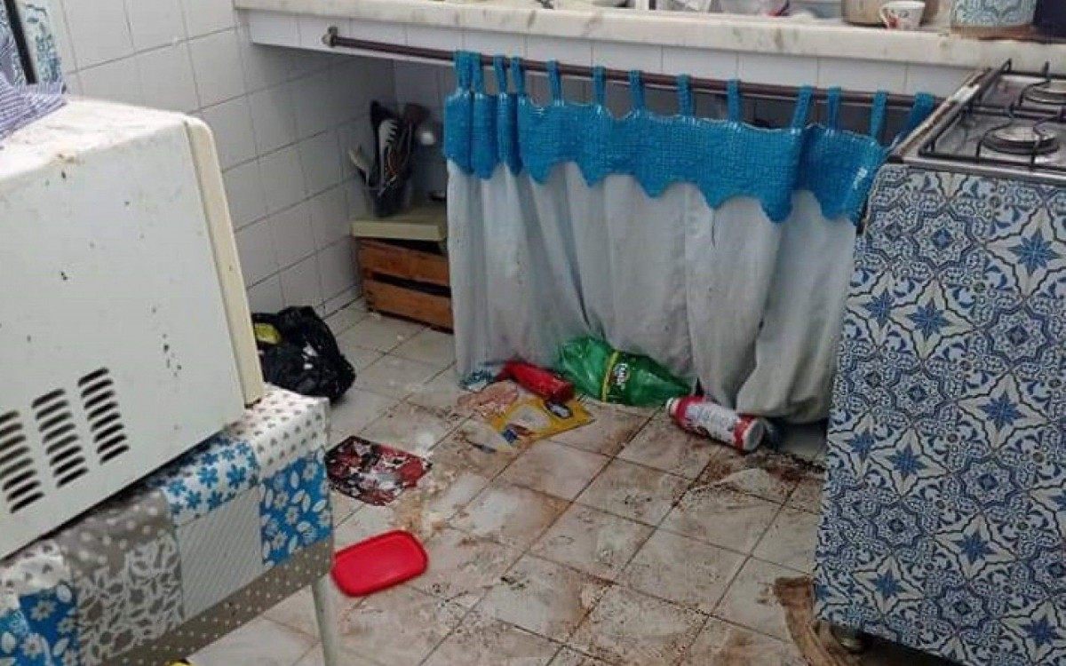 Posto Municipal de Saúde Adolfo Lutz após o ataque de populares na manhã desta segunda-feira (8)