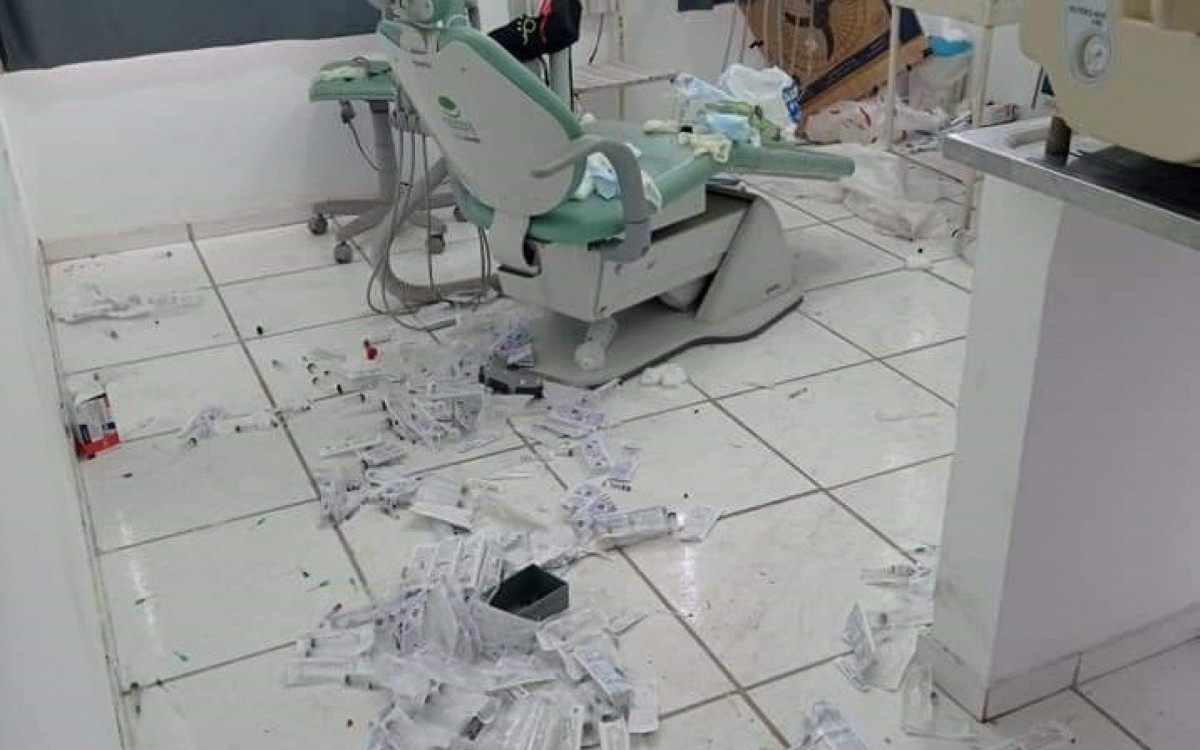 Consultórios de posto de saúde de São  Gonçalo foram invadidos e tiveram equipamentos depredados  - Divulgação
