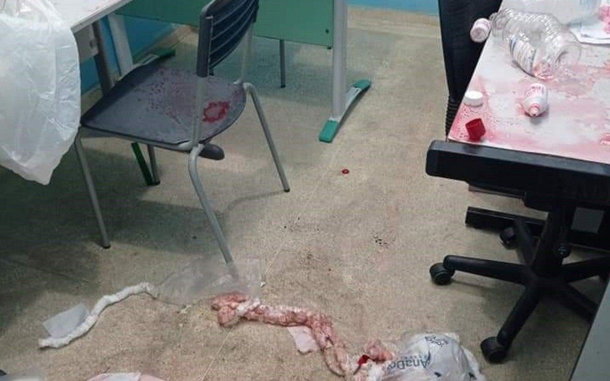 Posto Municipal de Saúde Adolfo Lutz após o ataque de populares na manhã desta segunda-feira (8)