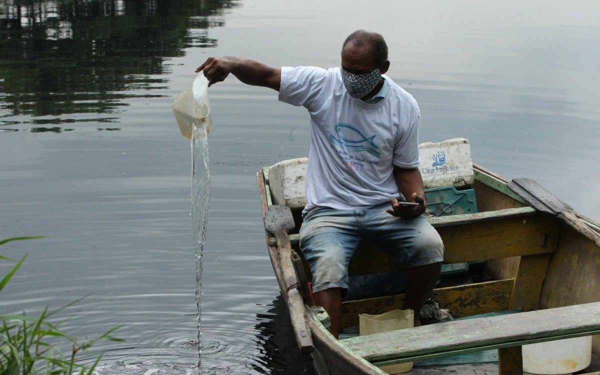 O ex-pescador Gilciney Lopes Gomes, de 61 anos, hoje é catador de materiais recicláveis no Rio Sarapuí