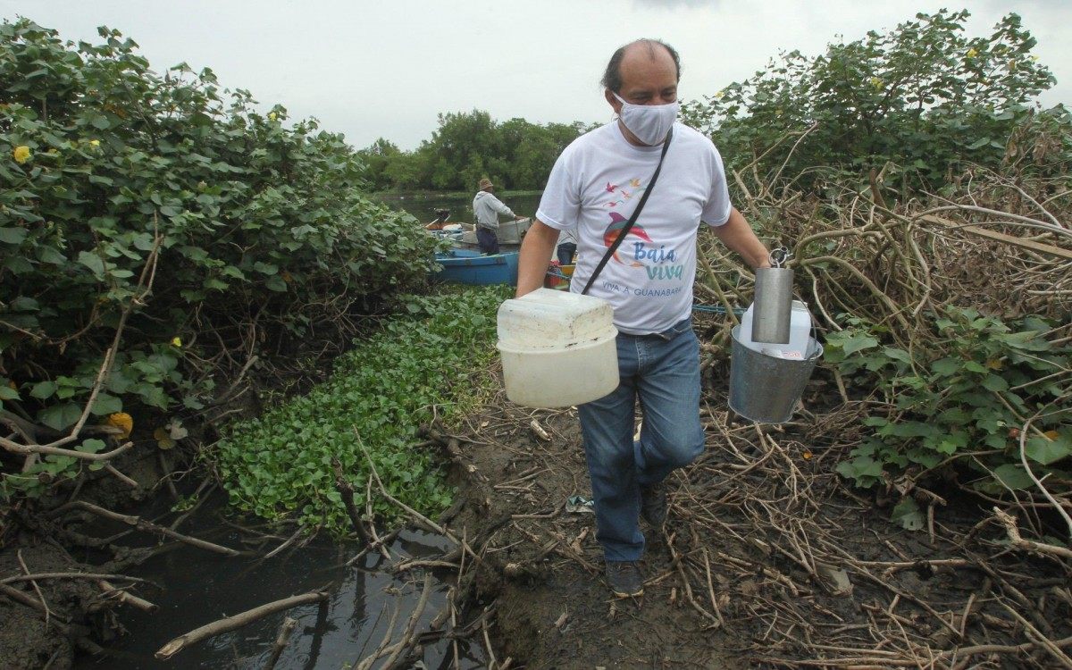 Vistoria t&eacute;cnica conjunta do Minist&eacute;rio P&uacute;blico Federal de S&atilde;o Jo&atilde;o de Meriti, coordenado pelo Procurador da Rep&uacute;blica Jos&eacute; J&uacute;lio Ara&uacute;jo, o Movimento Ba&iacute;a Viva e a Col&ocirc;nia de Pescadores de Duque de Caxias. Na foto,S&eacute;rgio Ricardo Verde Potiguara, do Movimento Ba&iacute;a Viva. 