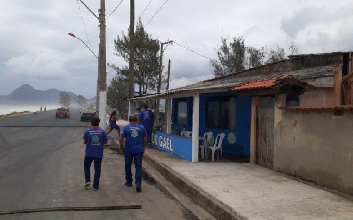 Estruturas irregulares são desmontadas na orla de Itaipuaçu