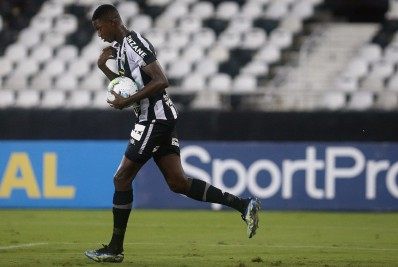 Empresário de Matheus Babi afirma que não há negociação para atacante deixar o Botafogo
