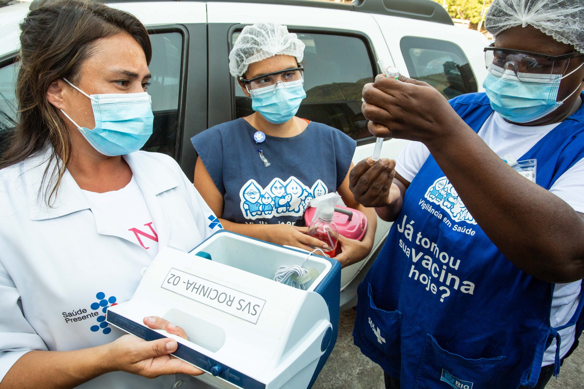 Dona Maria do Carmo recebendo primeira dose da vacina da Covid-19. -  Fernando Maia/Prefeitura do Rio