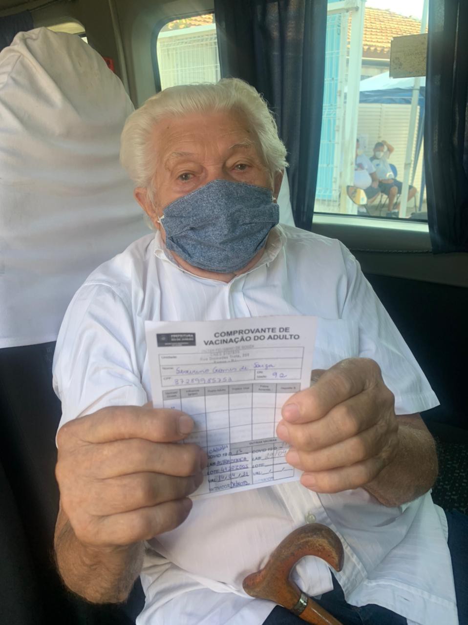 Senhor Severino recebendo primeira dose da vacina da Covid-19 -  Constância Garcia/Prefeitura do Rio