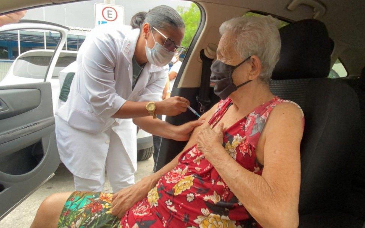 Ana Mira (86) foi atendida pelas equipes em frente ao posto de vacinação no formato Drive-thru 