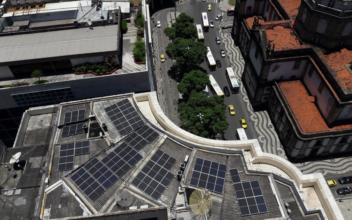 No Edifício Lowndes, com 13 andares no Centro do Rio, foram instaladas 74 placas de geração de energia solar - Divulgação