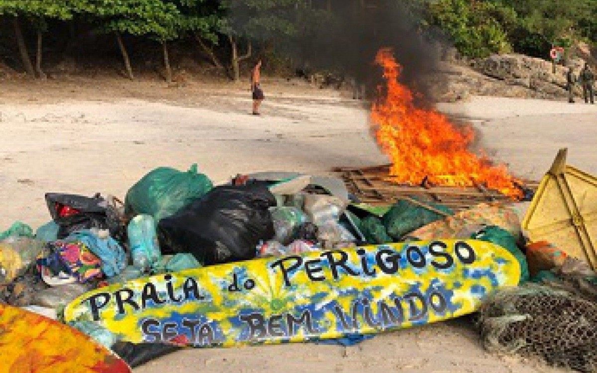 Prefeitura põe fogo em duas toneladas de materiais irregulares em praias selvagens da Zona Oeste - Jéfferson Teófilo