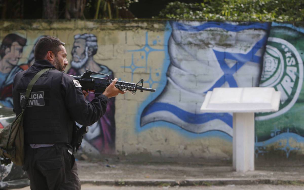 Policia - Opera&ccedil;ao Policia Civil faz opera&ccedil;ao em comunidades da zona oeste. Bandidos usam veiculos como barricadas na Vila Alian&ccedil;a. Na foto, policiais em patrula na Vila Alian&ccedil;a.
