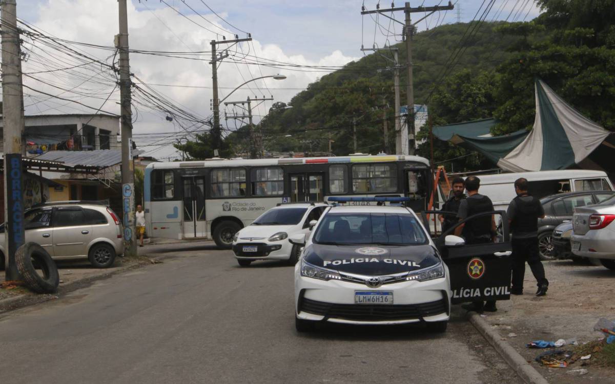 Policia - OperaÃ§ao Policia Civil faz operaÃ§ao em comunidades da zona oeste. Bandidos usam veiculos como barricadas na Vila AlianÃ§a. Na foto, onibus atravessados na Estrada do Taquaral por criminosos para dificultar a aÃ§ao da policia.. - Reginaldo Pimenta / Agencia O Dia