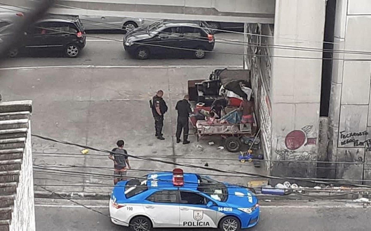 Policiais entregam alimentos e brinquedos para família em condição de rua, em Madureira
 - Reprodução