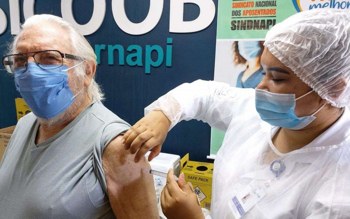 publicitário aposentado Francisco Tapia Rubio, de 93 anos, foi o primeiro a tomar a vacina contra covid no posto instalado no Sindicato dos Aposentados