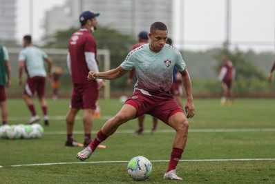 Após ausência, Wellington Silva participa de treino do Fluminense