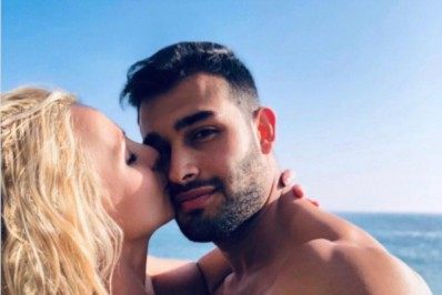 Após pai deixar tutela, Britney Spears anuncia noivado nas redes sociais