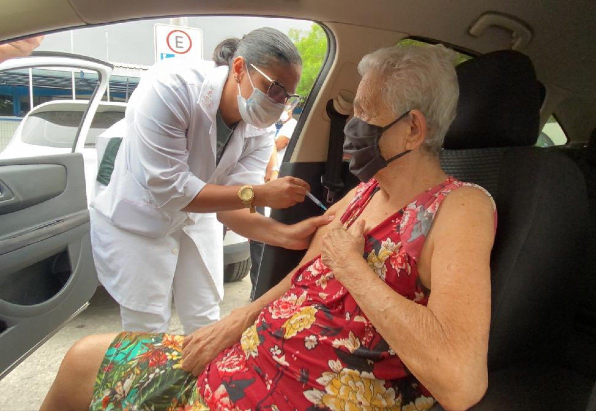 Ana Mira (86) foi atendida pelas equipes em frente ao posto de vacina&ccedil;&atilde;o no formato Drive-thru  - Divulga&ccedil;&atilde;o/ PMSJM