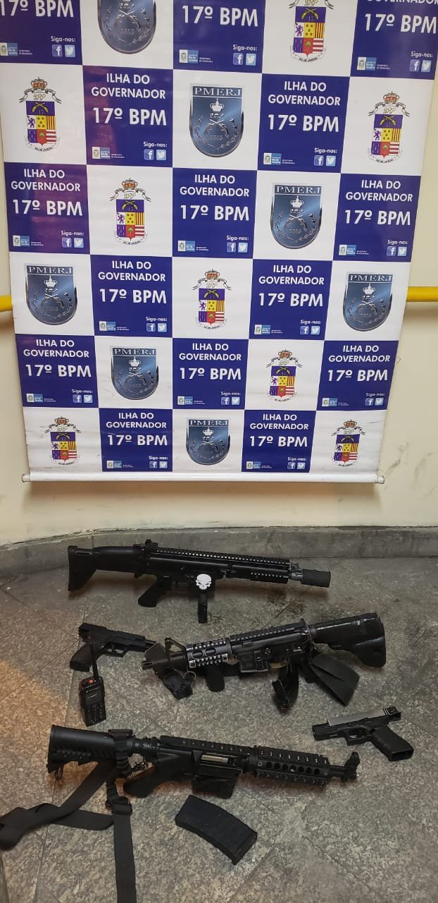 Após ação realizada pela polícia militar,1 fuzil, duas réplicas de fuzil, duas réplicas de pistola e um rádio transmissor foram apreendidos. - Divulgação/Polícia Militar