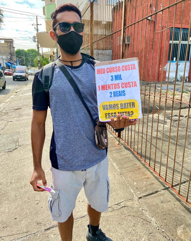 Miguel vende balas para pagar curso