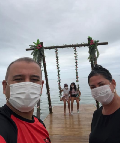 Prefeito de Iguaba Vantoil Martins com a esposa Wanessa e as filhas Ana Clara e Ana Luiza