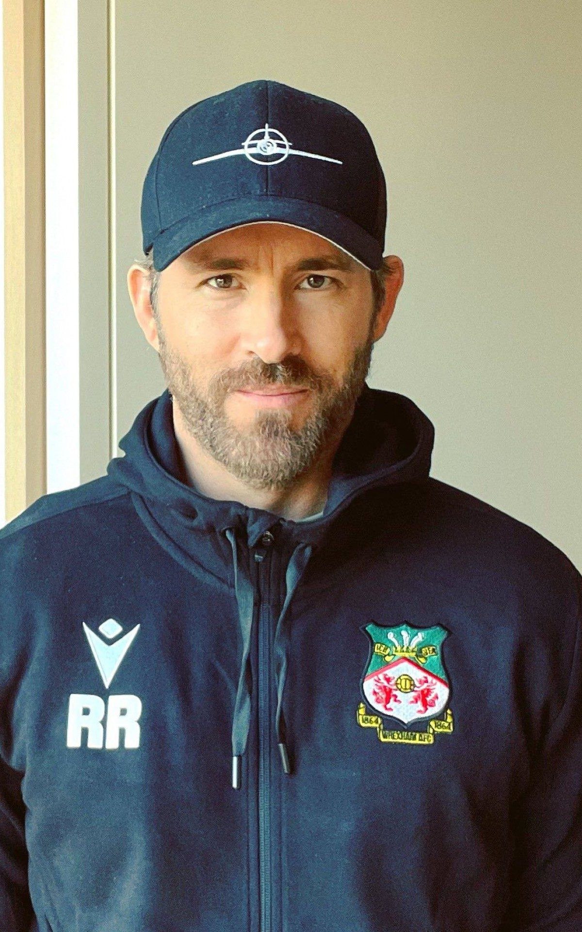Ryan Reynolds com o caso de seu clube, o  Wrexham - Reprodução Twitter