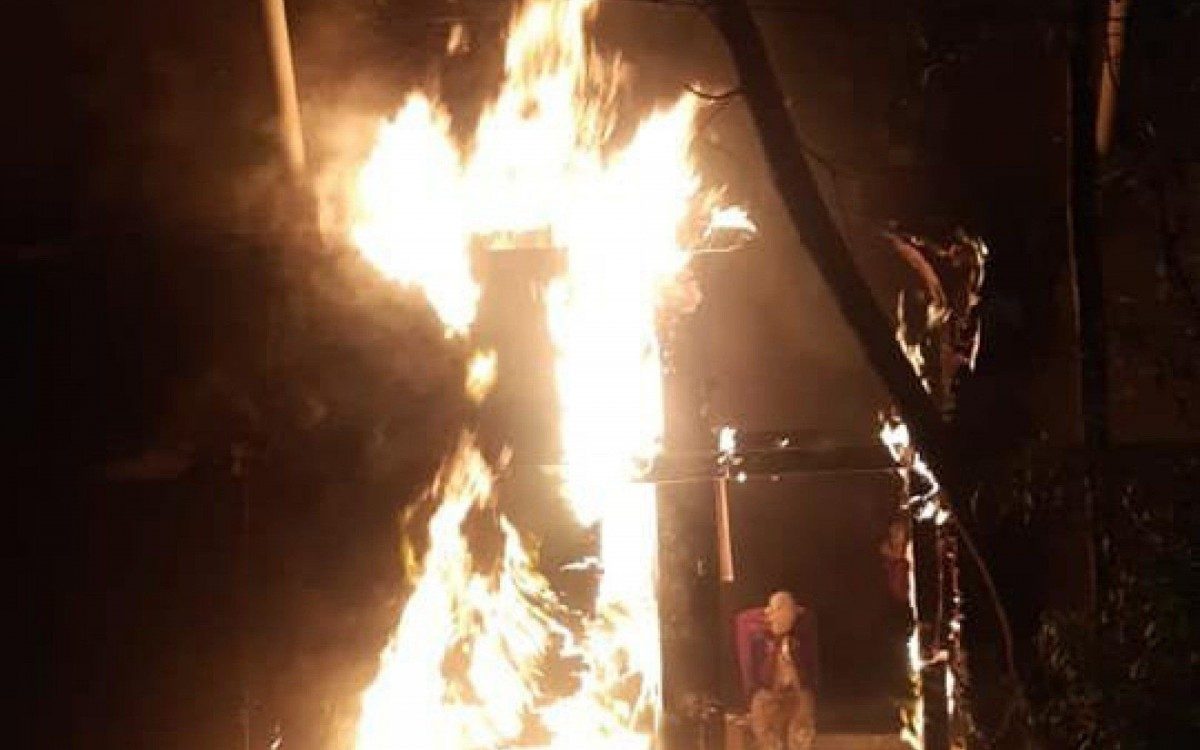 De acordo com informações de populares o fogo teria sido colocado por um morador de rua - Imagem Divulgação