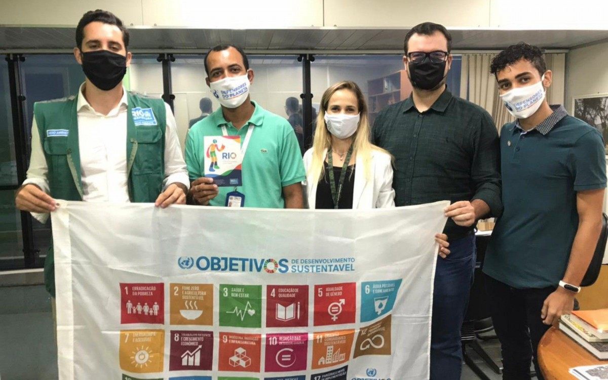 Defensores do Planeta e Secret&aacute;rio Eduardo Cavalieri seguram bandeira da Agenda 2030.