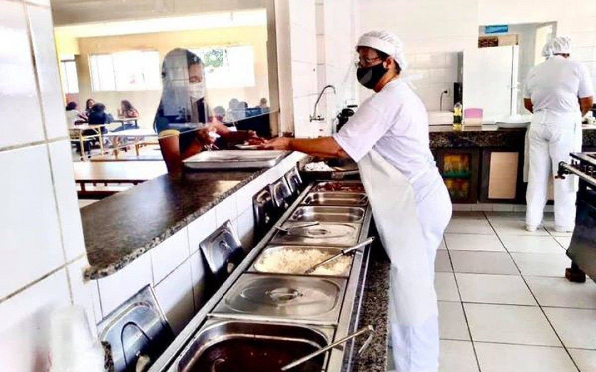 Merenda sendo servida