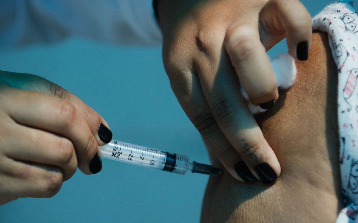 Covid-19: mundo deve chegar hoje a 150 milh&otilde;es de doses aplicadas
