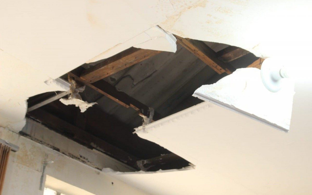 Uma sala foi parcialmente interditada porque parte do teto caiu - Divulgação 