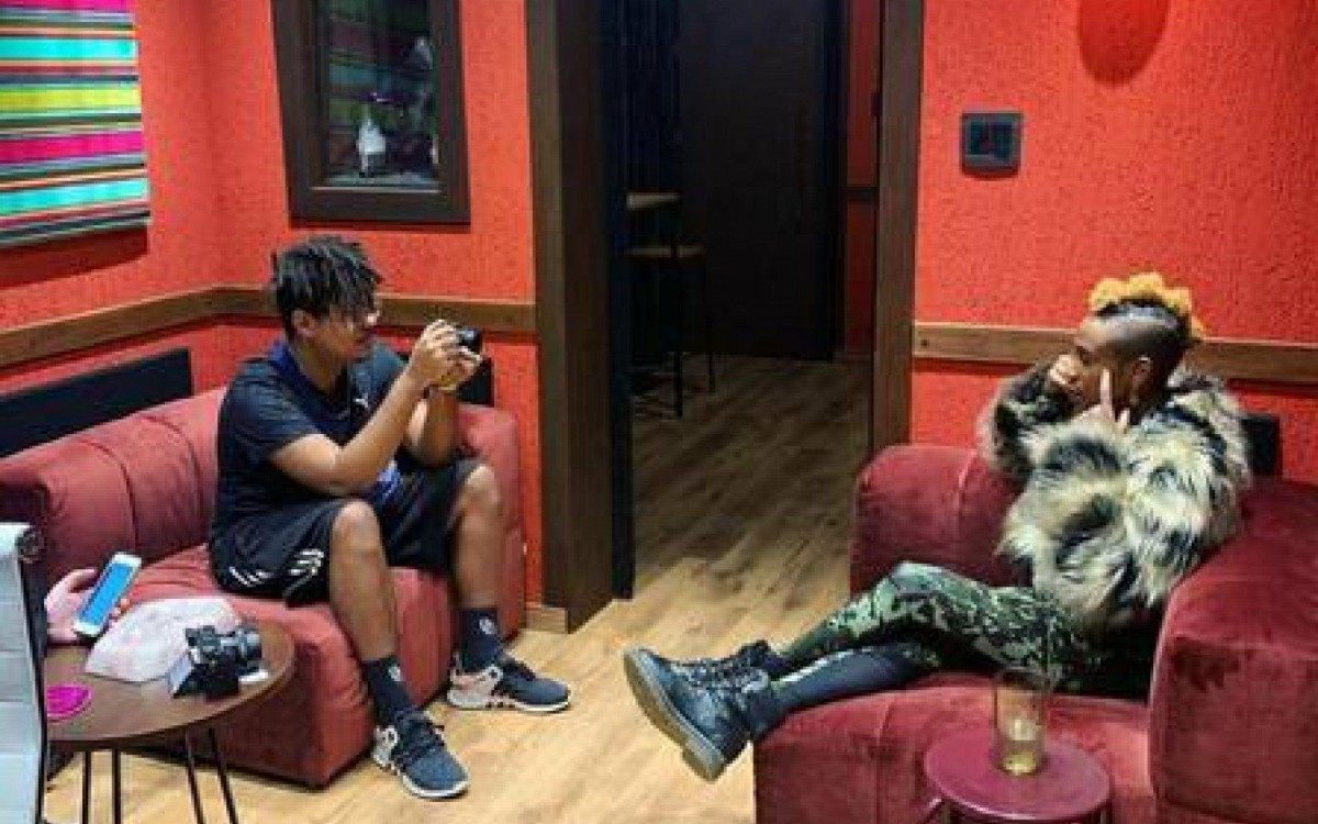 Karol Conká tem o costume de postar fotos em seu apartamento duplex em São Paulo