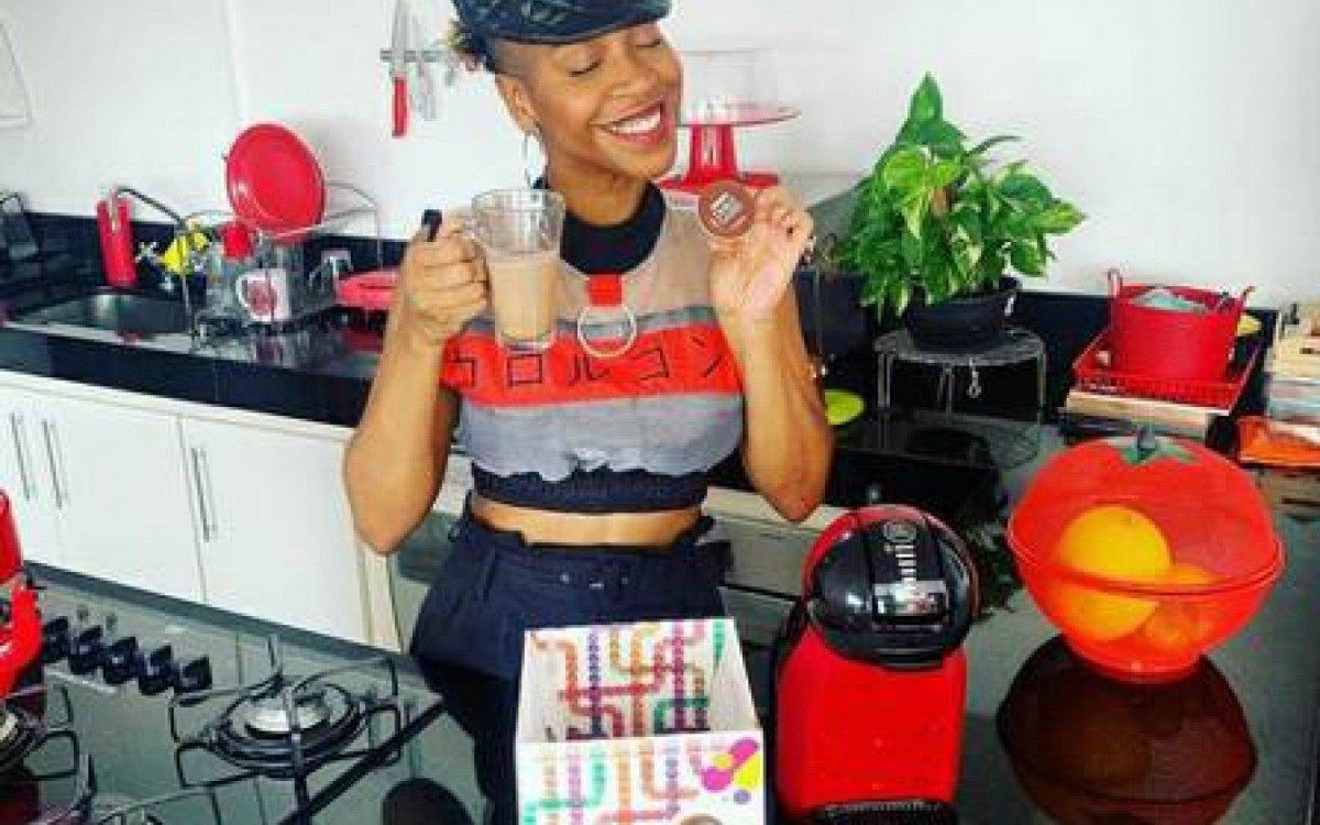 Karol Conká tem o costume de postar fotos em seu apartamento duplex em São Paulo