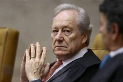 Lewandowski diz que Ministério da Defesa deve ser chefiado por civil