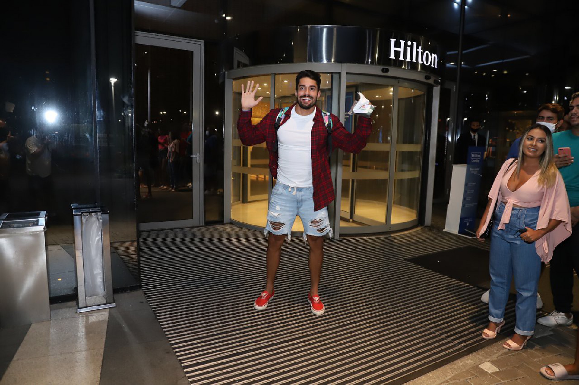 Arcrebiano, o segundo eliminado do 'BBB 21', é esperado por fãs na porta de hotel na Zona Oeste do Rio - Ag. News