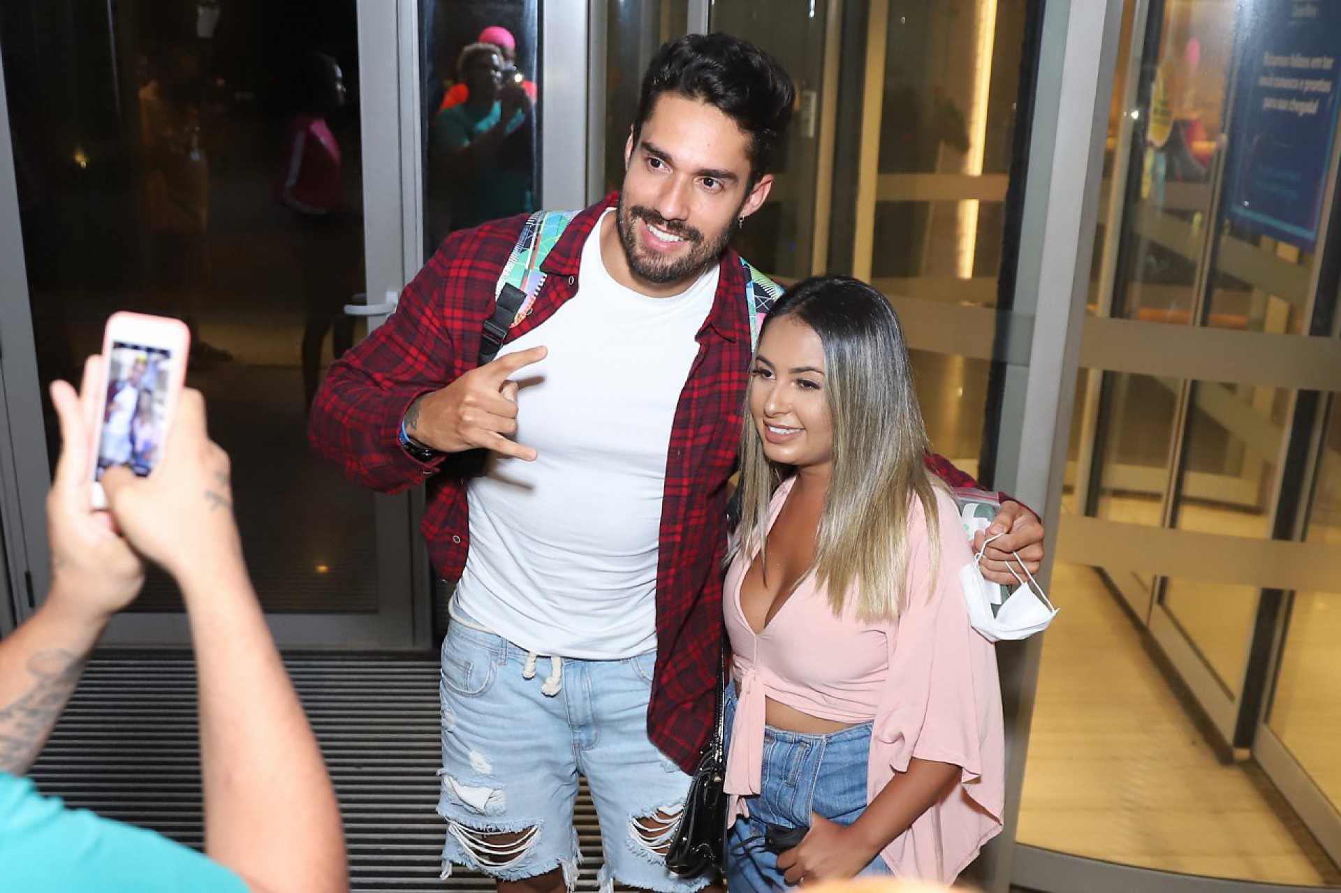 Arcrebiano, o segundo eliminado do 'BBB 21', é esperado por fãs na porta de hotel na Zona Oeste do Rio - Ag. News