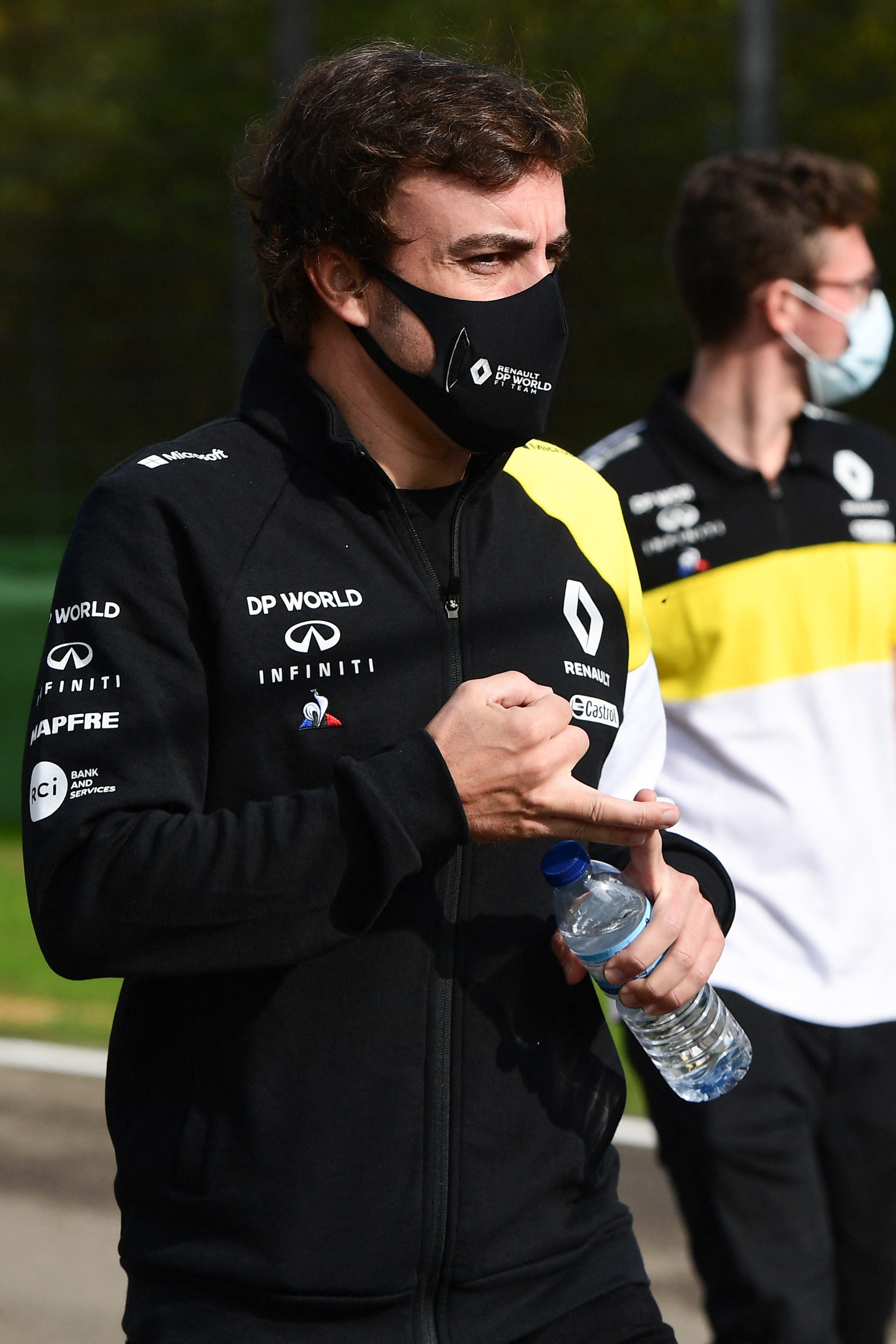 Fernando Alonso é operado após atropelamento e passa bem