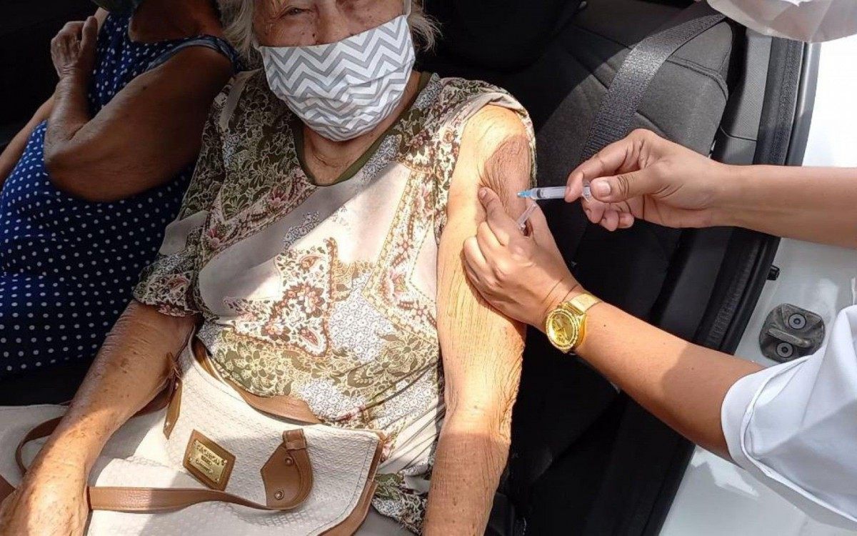 Além do atendimento dentro dos pontos, doses são aplicadas em idosos que não conseguem andar no formato drive-thru 