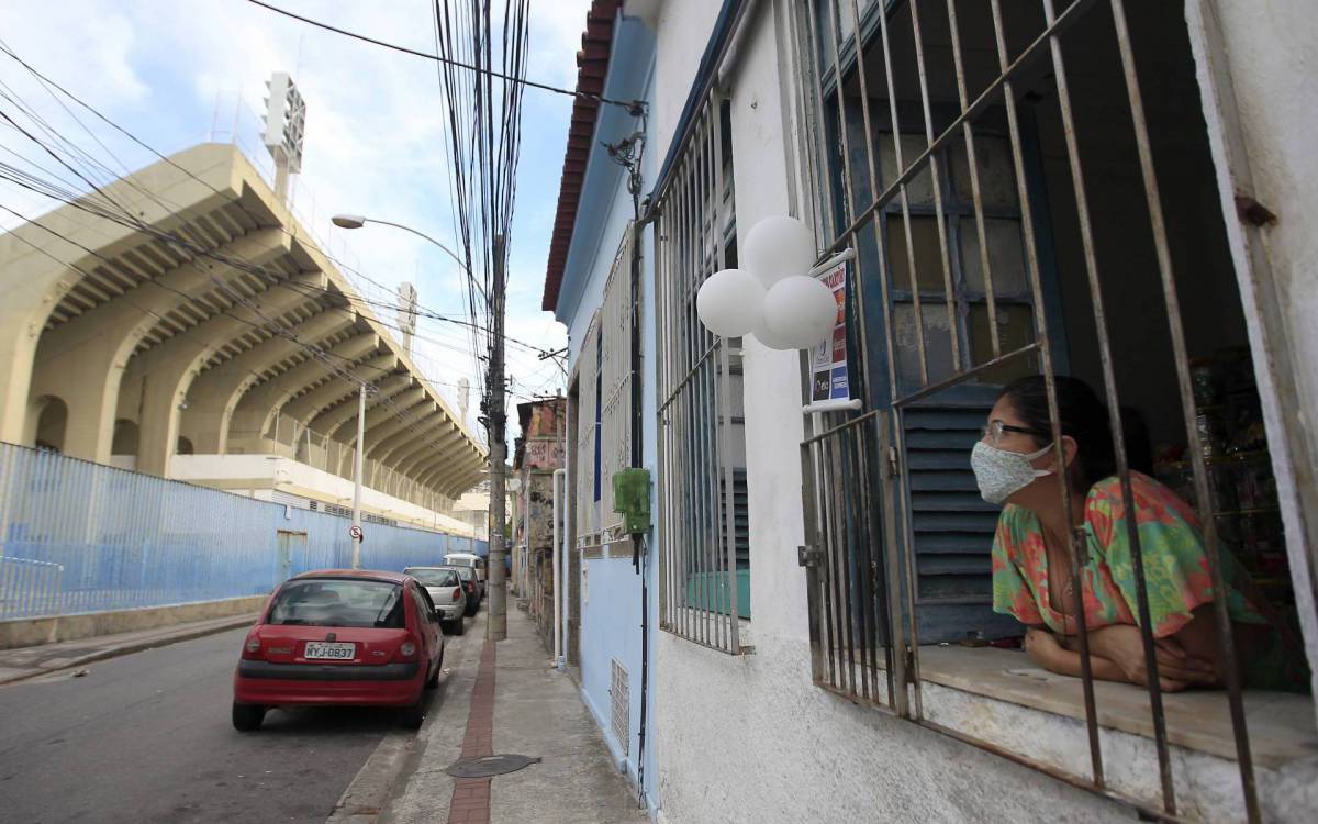 Em um dos c&ocirc;modos da casa que d&aacute; para a Travessa 11 de Maio, Maria Ben&iacute;cio tinha se organizado para tirar uma boa grana no Carnaval 
