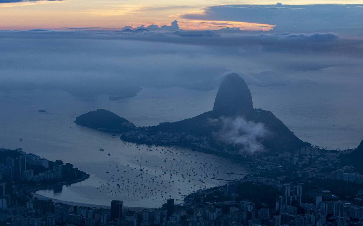 Nascer do sol no Rio de Janeiro com a vista do Pão de Açucar, enseada de Botafogo e Bahia de Guanabara - Daniel Castelo Branco