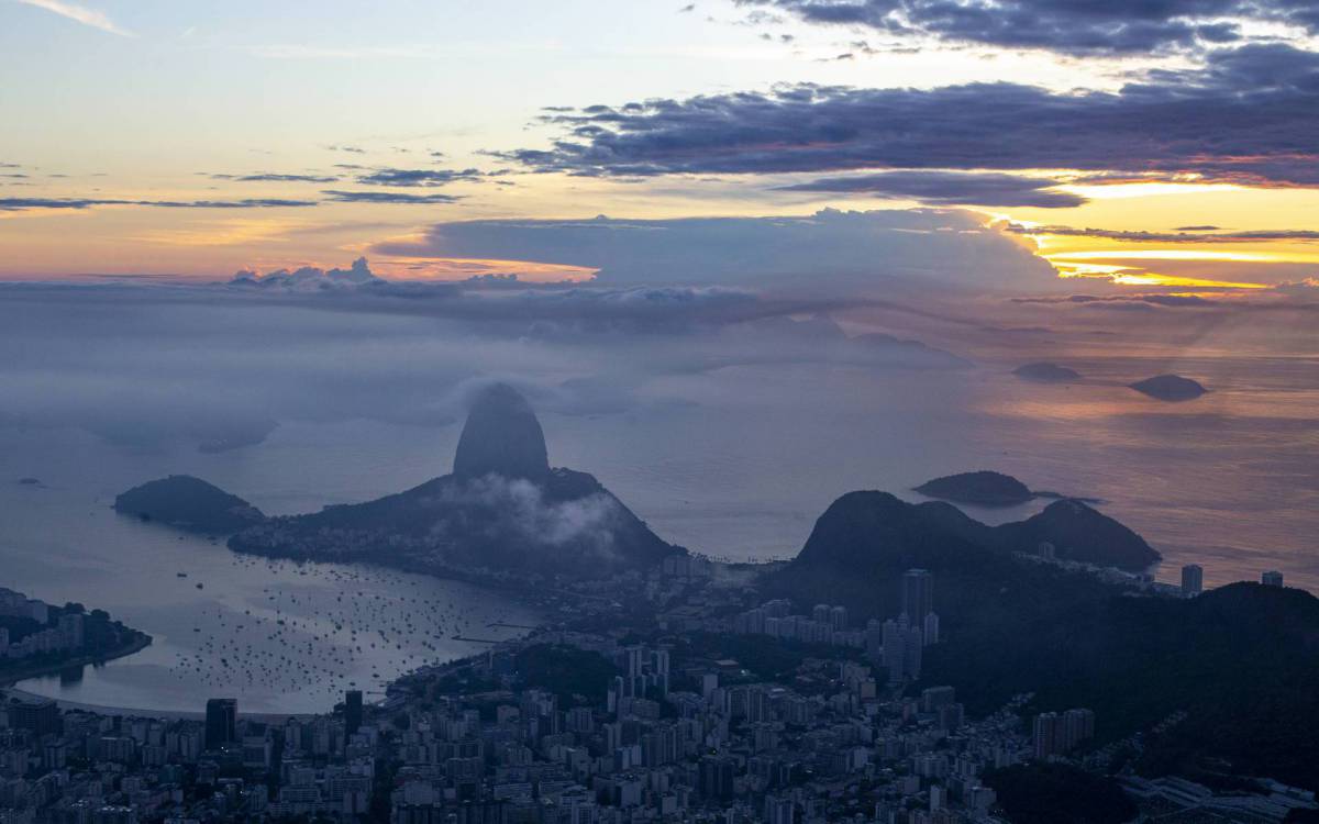 Nascer do sol no Rio de Janeiro com a vista do P&atilde;o de A&ccedil;ucar, enseada de Botafogo e Bahia de Guanabara - Daniel Castelo Branco